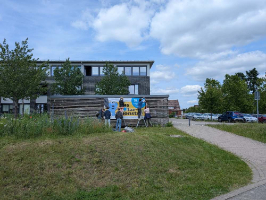 Banner als Werbung werden aufgehangen